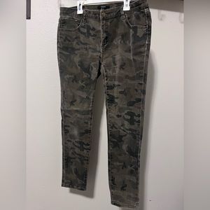 Forever 21 camuflaje woman’s skinny jeans size 30. Pre owned.